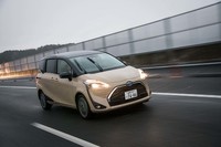 ハイブリッド車のJC08モード燃費値は27.2km/リッターから28.8km/リッターへと引き上げられている(2列目仕様も3列目仕様も同一)。より実効値に近いとされるWLTCモードの数値は22.8km/リッター。