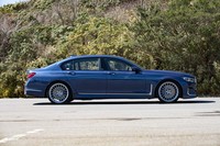 車両重量は2240kg。前後重量配分は1170kg:1070kg=52:48。