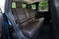 リアシートは5:5の分割可倒式。乗降性に配慮して、観音開き式のドアが採用されている。