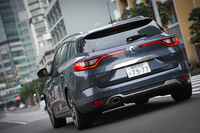 リアビューでは、ボディーのワイド感を強調する、横長のリアコンビランプが目を引く。