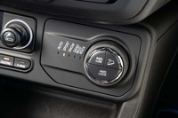 その左のダイヤルが通常のドライブモードセレクター。「スポーツ」が「4xe」専用、「ロック」が「トレイルホーク」専用となっている。