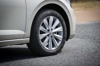 「TSIハイライン」では16インチのタイヤ&ホイールが標準。テスト車にはコンチネンタルのコンフォートタイヤ「コンチプレミアムコンタクト5」が装着されていた。