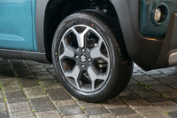 タイヤサイズは全車共通で165/60R15。「G」系のグレードにはスチールホイールが、「X」系のグレードにはツートンカラーのアルミホイール(写真)が組み合わされる。