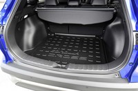 荷室の容量は5人乗車時で487リッター。ハイブリッド車に限り、左側の側壁に非常時給電システム付きのアクセサリーコンセントが追加できる。写真中央に見えるトレー(樹脂製マット)は、1万5400円の販売店オプション。