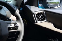 サイドのエアコン吹き出し口はドアパネル側に設けられている。キャビンを実際よりも広く見せる効果があるという。