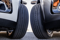 「アドバンdB V553」の新品(写真右)と50%摩耗相当品(写真左)、さらに「アドバンdB V552」の50%摩耗相当品を装着した「トヨタ・クラウン クロスオーバー」で比較試走を行った。