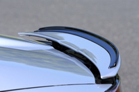 電動式のリアスポイラーには、リアのスタビリティーを一段と向上させるガーニーフラップが添えられる。