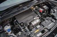 日本仕様のパワーユニットは、最高出力130ps、最大トルク230Nmを発生する1.2リッター直3ターボエンジンのみ。アイシン・エィ・ダブリュ製の8段ATと組み合わされる。