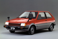 1982年「日産マーチ」。当初は3ドアのみで、翌年に5ドアを追加。9年のモデルサイクルのうちに「ターボ」、ターボとスーパーチャージャーの2段過給の「スーパーターボ」などの高性能版も加え、また「Be-1」などいわゆるパイクカー3部作のベースともなった。