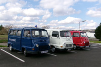 エントランスから発表会場まで参加者を運んでくれたのが、1950年から1980年までつくられた商用バンの「エスタフェット」。トリコロールカラーで3台そろえるセンスはさすが。向かって左の紺色は、「GENDARMERIE」=フランス国家憲兵隊で使われていた当時の姿そのまま。