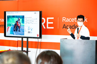 ブリーフィングではトラクションコントロールやコーナリングABSといった電子制御の仕組みについても学ぶ。今日の高性能なマシンでサーキットを走るのなら、電子デバイスを理解することは必須だ。