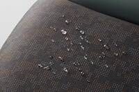 はっ水・はつ油機能のあるシート表皮素材「FABTECT(ファブテクト)」を全車に採用。「e:HEV X HuNTパッケージ」では、カーキ&ネイビーを用いた同モデルの専用カラーでコーディネートされている。