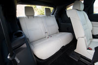 3列目シートについては、荷室床下の塗布型制振材量を増やしたり、リフトゲートにガラスを接着する際の接着剤の塗布位置を変更するなどして、静粛性の改善を図っている。