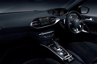 楕円(だえん)形の小径ステアリングホイールを抱えるようにして握り、その上からメーターを眺めるというプジョー独自の「i-Cockpit」が採用されている。