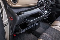 ダッシュボードまわりにある小物入れは、大小合わせ7カ所にも及ぶ。これにドリンクホルダーやドアポケットなどが加わるため、利便性はかなり高いと感じた。