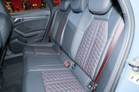 リアシートの座面や背もたれもレッドステッチで飾られる。