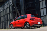 ボディーカラーは、テスト車の赤に青、黒、銀、白系を加えた計7色がラインナップされる。