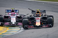 このレースの結果を左右した決定的瞬間。5番グリッドからトップまで上り詰めたレッドブルのフェルスタッペン(写真右)が、レーシングポイント・フォースインディアのエステバン・オコン(同左)を周回遅れにしようとしたが、オコンが前に居座ろうとして2台は接触、スピン。フェルスタッペンはマシンにダメージを負いながらも周回を重ね2位でチェッカードフラッグを受けたものの、オコンとの一件で勝利を逃したことに怒り心頭。レース後の体重測定で鉢合わせた2人は一触即発の状態となった。この接触について、ウィナーのハミルトンは「君(フェルスタッペン)とは違い、オコンは失うものはなかった」と、フェルスタッペンの脇の甘さを指摘する発言をしていた。(Photo=Red Bull Racing)