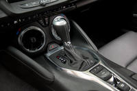 センターコンソールに配された、レバータイプのシフトセレクター。今回のマイナーチェンジでは、従来の8段ATに代えて、新たに10段ATが採用された。