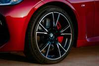 「2シリーズ クーペ」には18インチホイールが標準で装備される。Y字スポークデザインとバイカラー仕上げが特徴的な19インチの「BMW Individualホイール」はオプションアイテム。