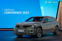 (※)2025年3月の年次総会で披露された、電動SUVの新型「iX3」。「ノイエクラッセ」シリーズ最初の市販モデルとして、2025年後半の生産開始が予定されているが……。
ほった「あれ? ボディーサイドのデザインが……」
渕野「やっぱり、『ノイエクラッセ』のドア面を市販のSUVに取り入れるのは、ムリがあったんですね」