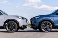 ホンダアクセスのコンプリートカー「モデューロX」で培った技術や知見を生かして開発された18インチアルミホイール「MS-050」(写真左)と、標準仕様の18インチホイール(同右)を装着した「ヴェゼルRS」。公道とスラロームコースで、両者の乗り比べを行った。