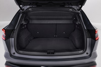 「オーストラル」の荷室。5人乗車時の容量は575リッターで、後席の背もたれをすべて前方に倒すと1525リッターに拡大できる。