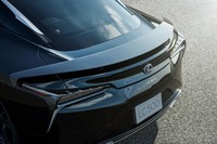 航空機の主翼の端部にあるウイングレットから着想を得たという、専用CFRPリアウイング。