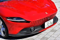 “つり目”が特徴的だった近年のフェラーリ車とは印象が異なる「ローマ」のフロントまわり。小ぶりなLEDヘッドランプやメッシュ状のボディー同色グリルが新しい。