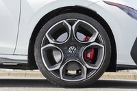 オプションの19インチホイールは「ゴルフ5」時代の「GTI」のそれを模したというデザインが特徴。試乗車はブリヂストンの高性能スポーツタイヤ「ポテンザS005」を装着していた。