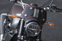 フロントまわりの特徴であるラリーウインドスクリーン。黒を基調にグレーのバーが2本入ったそのデザインは、燃料タンクのコンソールバッジと対の意匠となっている。