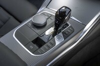 シフトはバイワイヤ式。シフトノブの周辺には、走行モードのセレクトボタンやインフォテインメントシステムの操作スイッチが配置される。