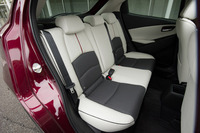 白革内装のインテリアについては、各部に施された赤いアクセントや、新たに採用されたサテンクロームとピアノブラックの装飾も従来モデルからの変更点となっている。