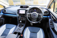 金属調のマットブルー仕上げとなるインパネの加飾は「アドバンス」の専用装備(ブラック内装の場合はダークシルバーの金属調)。