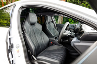 シート表皮はナッパレザーで、フレームにもこだわったというだけあって掛け心地は抜群によい。ヒーター、ベンチレーションともに完備。