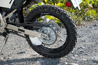 タイヤサイズは前が2.75-21 45P、後ろが4.10-18 59P。舗装路からフラットダート、トレイルまで想定したIRCのデュアルパーパスタイヤ「GP-21/GP-22」が装着されていた。