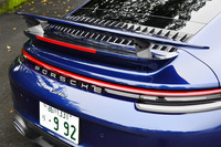 「911ターボ」には、一定以上のスピードでせり上がる「可変リアスポイラー」が標準装備されている。PCM(ポルシェ・コミュニケーション・マネージメントシステム)と呼ばれるインフォテインメントシステムの設定によって、手動で立ち上げることもできる。