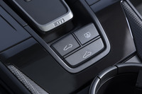 この試乗車はオプションの電動サンルーフを装備。開閉には「カブリオレ」のルーフ用と同じスイッチを使うのがぜいたくだ。