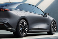 「マツダEZ-6」のボディーサイドを見ると、ショルダーラインが真っすぐに前から後ろへと通っており、シャープなラインと大きなリフレクションの変化の組み合わせが、過去のマツダ車にはない特徴となっている。