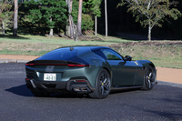 テールランプの上の部分がブラックアウトされ、リアウィンドウと合わせて凸字型のエリアを形成。「デルタウイングシェイプ」と呼ばれるこの部分が独特の雰囲気を生み出している。