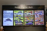 デジタルディスプレイで紹介される、歴代モデルのデザインスケッチ。これは1~3代目。