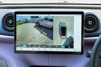 ありとあらゆる方向からのカメラ映像を映し出せるアラウンドビュー機能を搭載。石畳の質感が分かるほどのクオリティーだ。