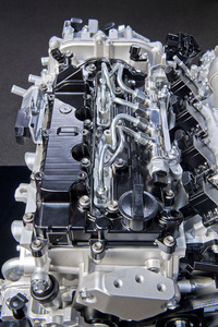 スカイアクティブXを上から見たところ。ディーゼルエンジンの“コモンレール”に似た高圧の燃料噴射系が確認できる。