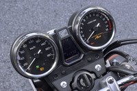 メーターはクラシックな2眼の機械式。中央部には走行距離や残燃料、外気温などを表示するインフォメーションディスプレイが備わる。