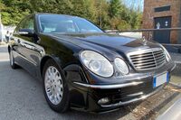 スーパーマーケットの駐車場に「売りたし」の貼り紙とともに置かれていた「メルセデス・ベンツEクラス」。エンジンの詳細は不明だが、2007年式でAT。価格も明示されていなかったが、インターネット上の相場は、5000ユーロ(80万円)前後にとどまる。