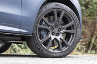 23インチのカーボン製ホイールは112万円のオプション。この細身のスポークで車重2.5t以上の巨体を支えている。