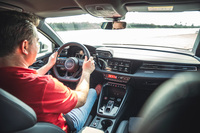 2つの液晶スクリーンがコックピットを支配するインテリアは従来モデルからあまり変わっていない。ダークカラーをベースとしたインテリアは「S3」専用で、そのフィニッシュはとてもスポーティーである。