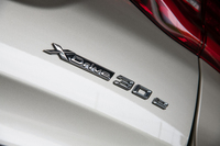 「xDrive30e」には、SUVらしい力強さを強調した「xライン」と、スポーティーな「Mスポーツ」に加え、おのおのの廉価仕様である「xライン/Mスポーツ エディションジョイ+」が用意される。