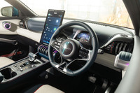 内装のアップデートの目玉はタッチスクリーンの大型化(12.8→15.6インチ)。画面を縦にも横にもできるのはこれまでどおりだが、縦にすると明らかに運転視界の妨げになる(写真)。