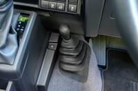 2WD、4WDハイ、4WDローの3つのモードを切り替えるトランスファーレバー。まだギアがなじんでいないのか、撮影のために操作すると、時折ギアが「ギャッ」と鳴いて取材陣(元“70”乗りのカメラマンは除く)を驚かせた。